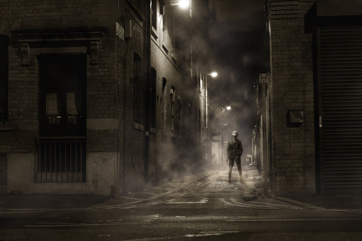 Silhouette mysterieuse dans une ruelle sombre - ambiance polar noir